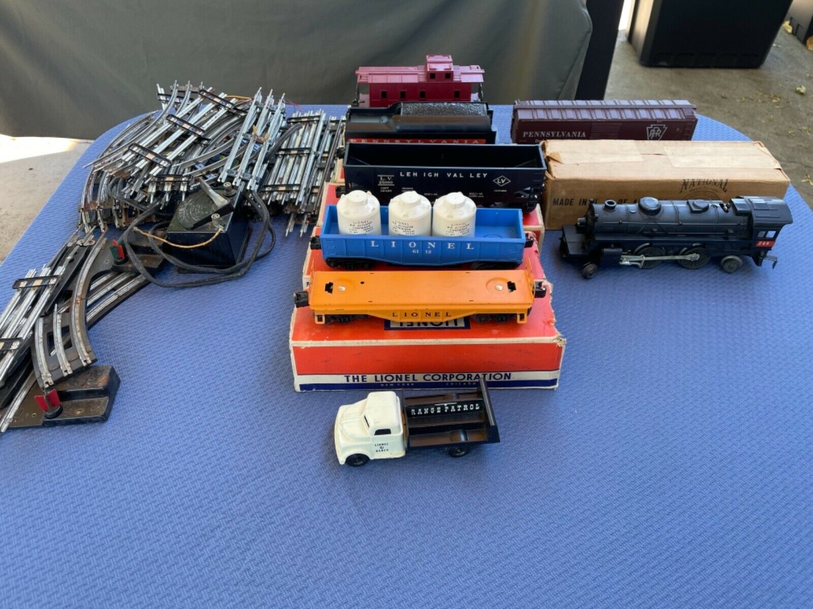 Vintage Lionel 027 Locomotive Train Cars And Track Lot Untested