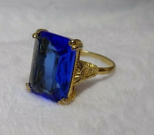 Vintage Gold Tone Ring W/ Emerald Cut Synthetic Blue Stone. Size 8. 10g